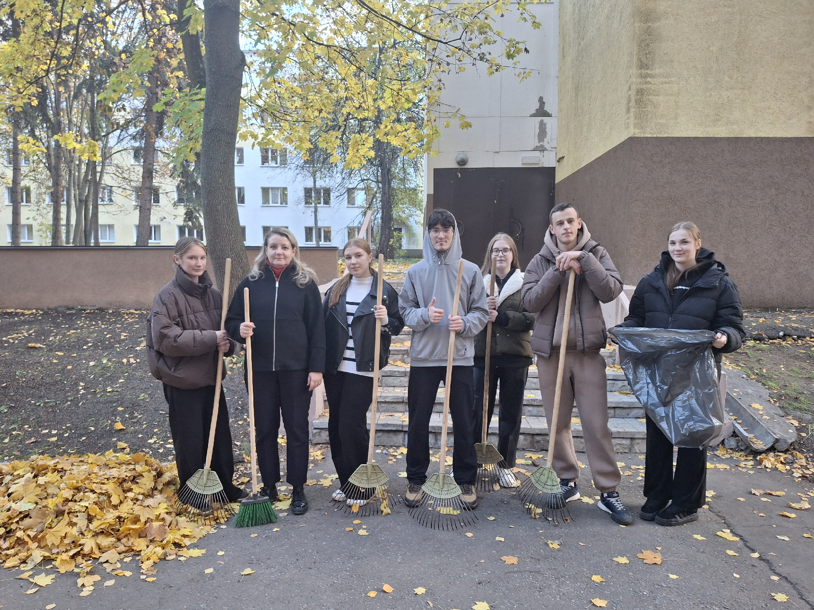 Группа 24 ФПИ1 на уборке территории